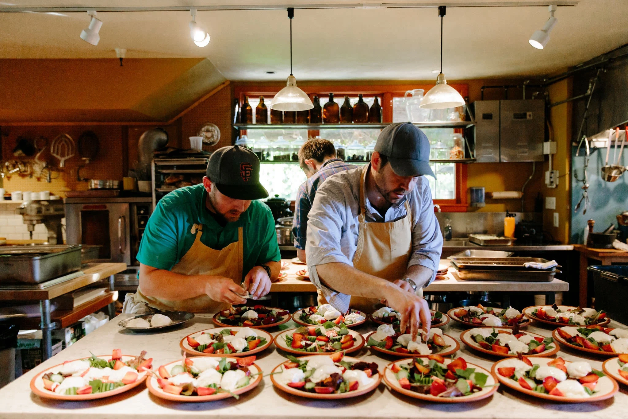大长腿专业厨师团队在厨房中精心准备美食